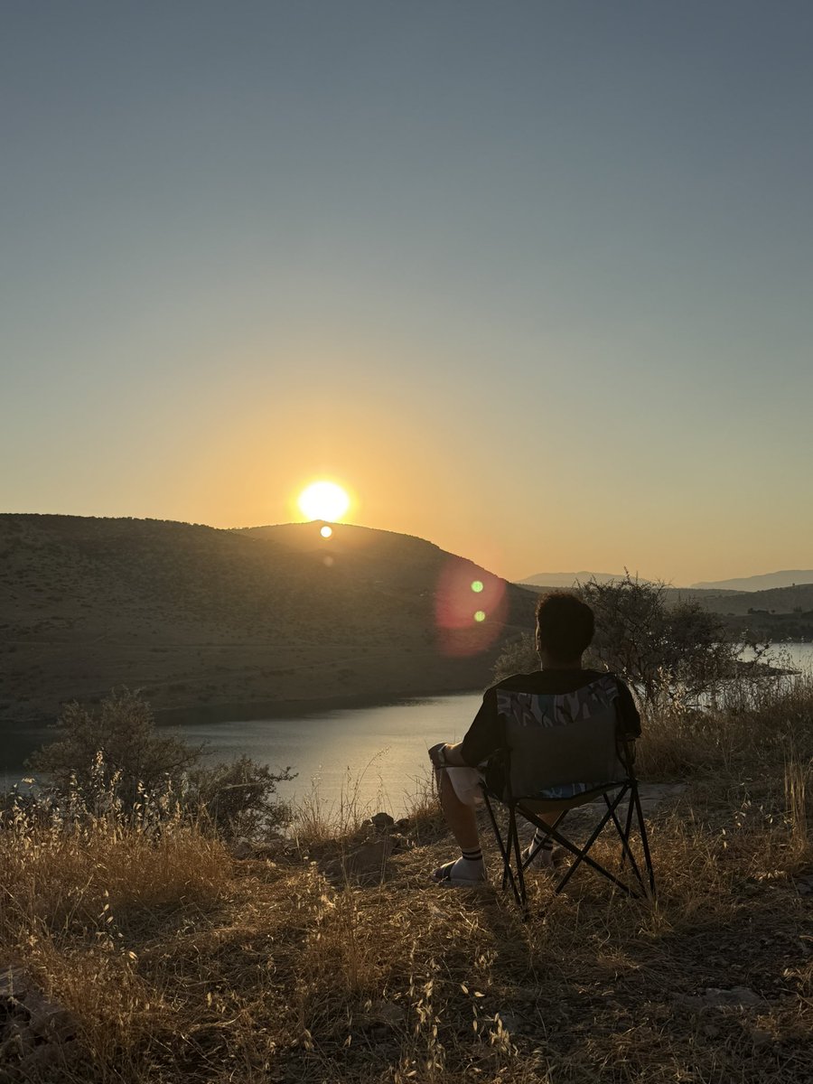 mewij___'s tweet photo. gul li şaxê
kulîlk di guliyê xwe de geştir e.
ku ji avê derkeve
masî
dimire
rast e,
meriv meriv gotiye
masî jî masî...
em,
ne masî ne, ne gul in, ne kulîlk https://t.co/Sc9ViYLNCG