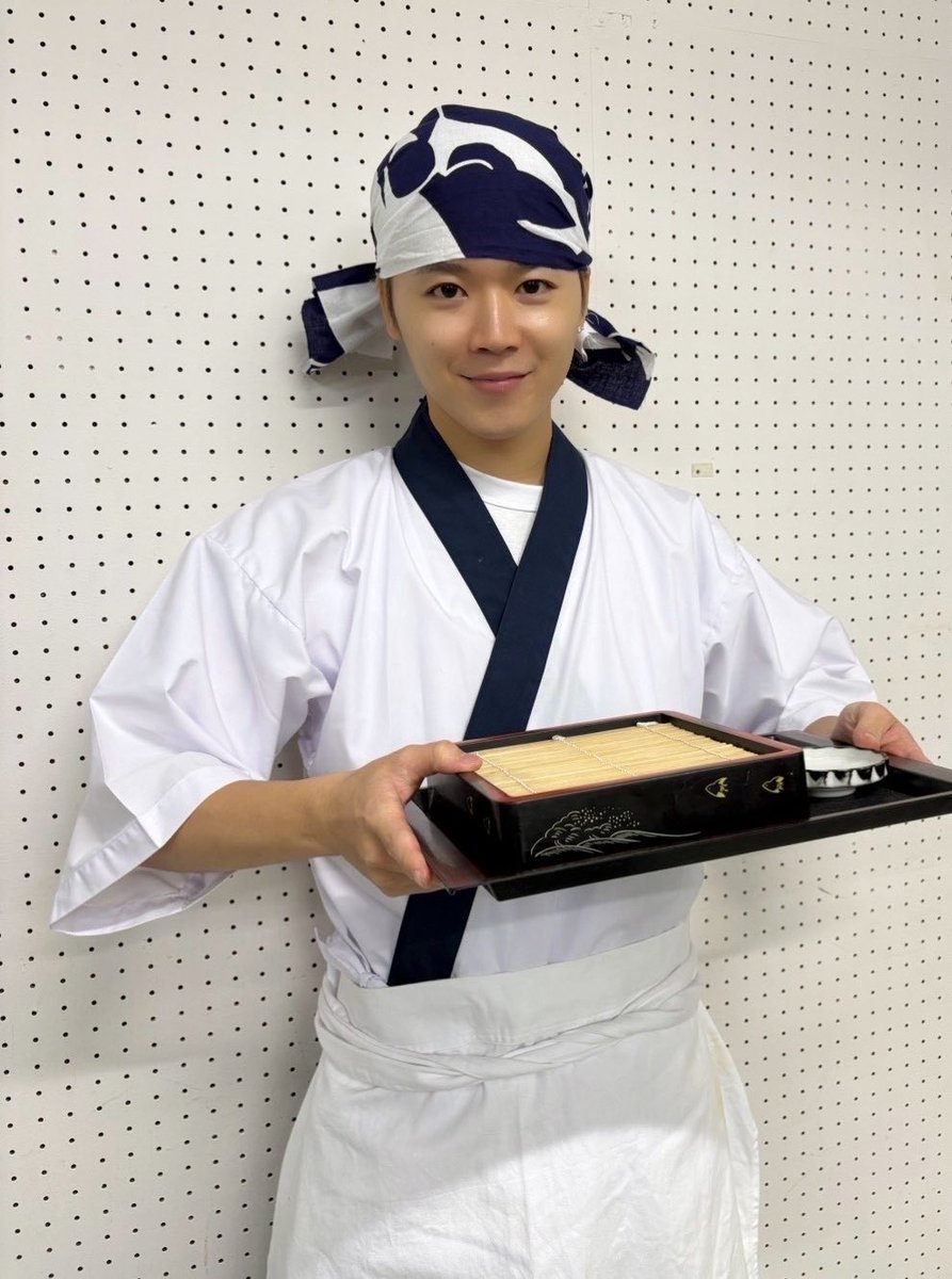 infoagepop's tweet photo. 現場からさらに写真が届きました！📸✨

そば屋「南海亭」の従業員・青木ハジメ役を演じる #西本茉生 さんの素敵なショットをお届けします！

西本さん演じるハジメが劇中でどんな一面を見せてくれるのか、ぜひ期待してお待ちください🔥

チケット好評発売中！まだお席もございますので、ぜひお早めにお買い求めください🎫

🎟️ローチケ：https://t.co/4QQdN2VnWn
🎟️イープラス：https://t.co/ffaXyFR1QI
🎟️ぴあ：https://t.co/Vv6lPNjvzs
🎟️カンフェティ：https://t.co/9gw3LXJnKT

#ネズミ狩り