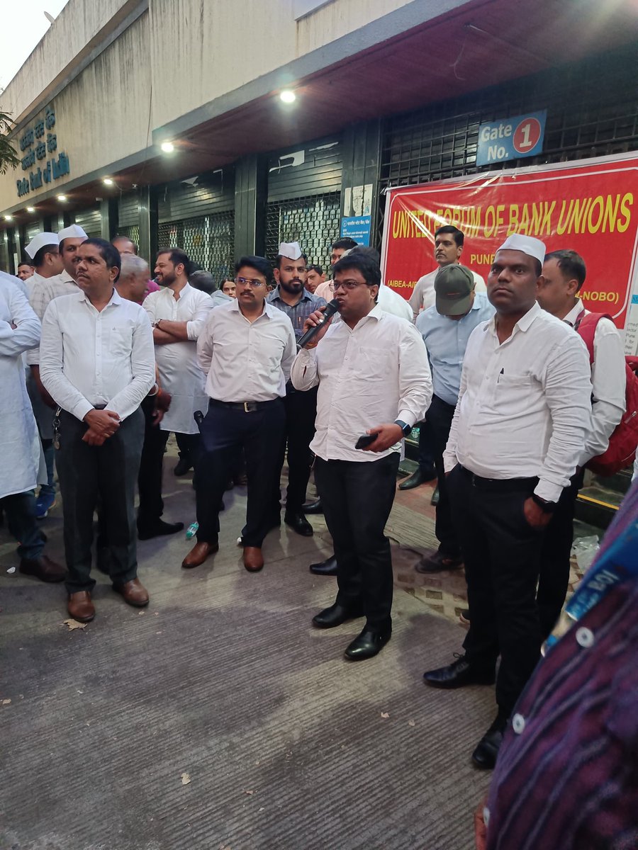 iamaltaf1983's tweet photo. #5DaysBankingNow 
5 DAYS BANKING — OUR RIGHT
UNILATERAL PLI — WE REJECT
PENDING ISSUES — RESOLVE NOW!

AIBOC ZINDABAD
UFBU ZINDABAD
#AICBOF 
#AIBOC 
#UFBU https://t.co/gkmnRj2r89