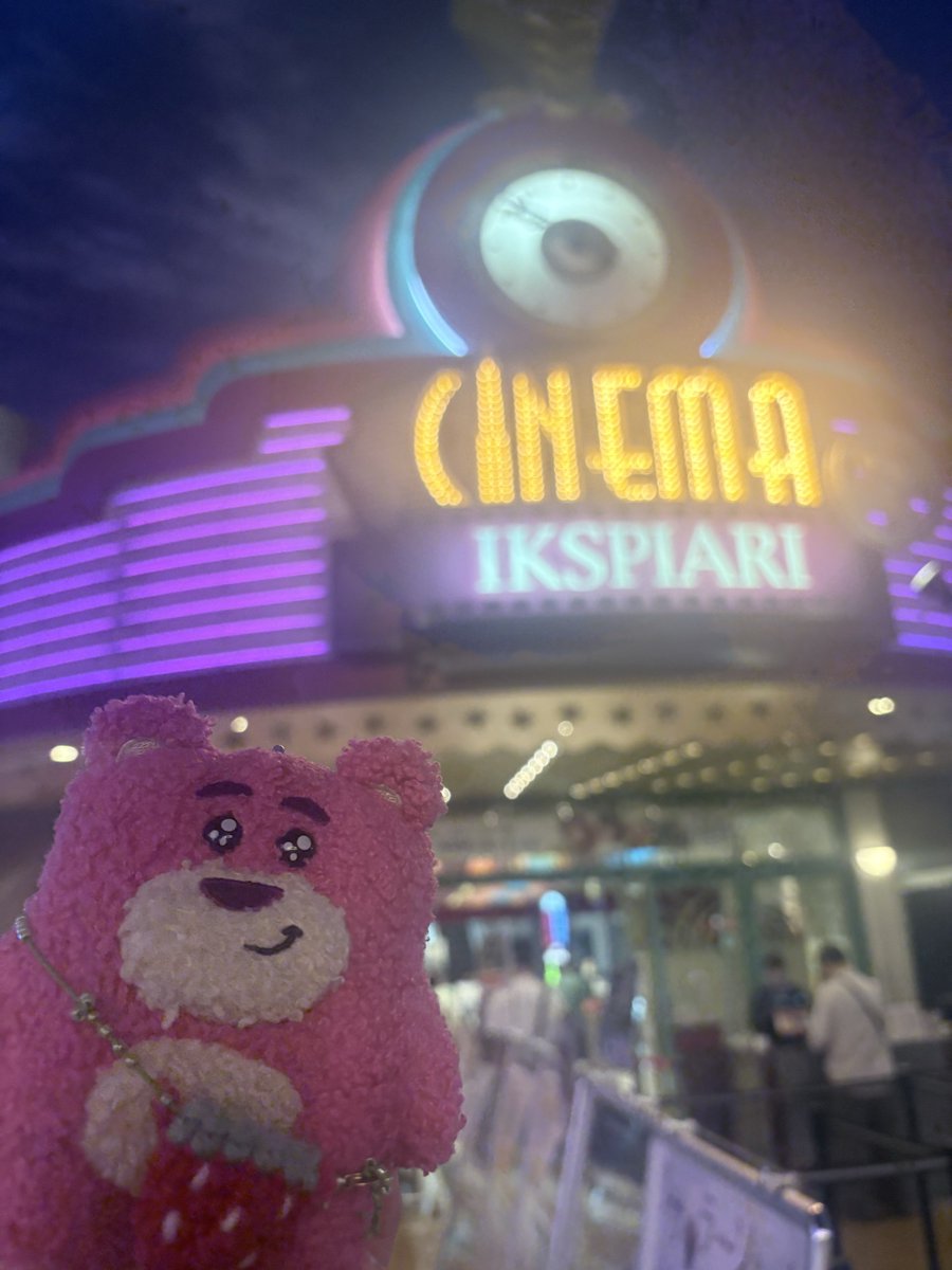 alis_marvel's tweet photo. リメンバーミー再上映、本当にありがとう
最初の予告見た瞬間から絶対劇場で見よ〜！と決めたのにボケボケして上映期間を逃した映画でした。配信で見た後も映画館で見たかった…と何年も思い続けてやっと劇場で見ることができました✨
泣かないなんてやっぱり無理でロッツォも瞳をうるうるしてました。 https://t.co/0esf8Vv93m