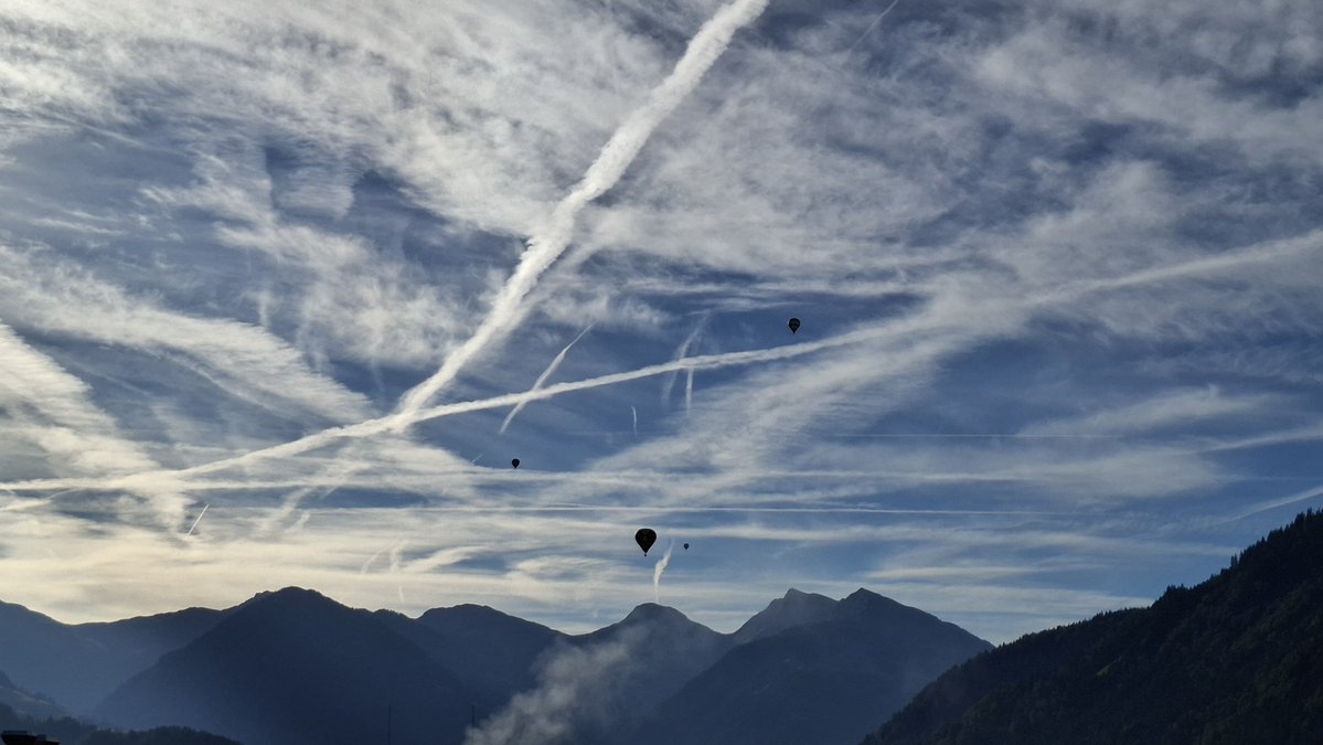 kitzerl's tweet photo. Diverse Flugobjekte hinterlassen ihre Spuren am Tiroler Himmel https://t.co/EQtzjnSkE7