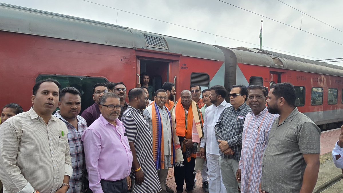 RabiNaikBJP's tweet photo. ନୂଆପଡ଼ା ଗସ୍ତ ଅବସରରେ ପହଞ୍ଚିବା ପରେ ଜିଲ୍ଲା ସଭାପତି ଶ୍ରୀ କମଲେଶ କୁମାର ଦିକ୍ଷୀତ ତଥା ଆମର ସମସ୍ତ ଦେବଦୁର୍ଲଭ କାର୍ଯ୍ୟକର୍ତ୍ତା ଭାଇ ଓ ଭଉଣୀ ଏବଂ ଜିଲ୍ଲା ପ୍ରଶାସନ ପକ୍ଷରୁ ଦିଆଯାଇଥିବା ସ୍ୱାଗତ ଏବଂ ସମ୍ବର୍ଦ୍ଧନା ପାଇଁ ମୁଁ ହୃଦୟରୁ ଧନ୍ୟବାଦ ଦେବା ସହ କୃତଜ୍ଞତା ଜ୍ଞାପନ କରୁଛି। https://t.co/f4ZxNOggaT