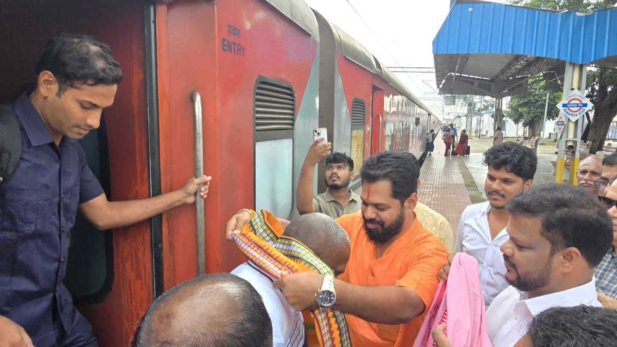 RabiNaikBJP's tweet photo. ନୂଆପଡ଼ା ଗସ୍ତ ଅବସରରେ ପହଞ୍ଚିବା ପରେ ଜିଲ୍ଲା ସଭାପତି ଶ୍ରୀ କମଲେଶ କୁମାର ଦିକ୍ଷୀତ ତଥା ଆମର ସମସ୍ତ ଦେବଦୁର୍ଲଭ କାର୍ଯ୍ୟକର୍ତ୍ତା ଭାଇ ଓ ଭଉଣୀ ଏବଂ ଜିଲ୍ଲା ପ୍ରଶାସନ ପକ୍ଷରୁ ଦିଆଯାଇଥିବା ସ୍ୱାଗତ ଏବଂ ସମ୍ବର୍ଦ୍ଧନା ପାଇଁ ମୁଁ ହୃଦୟରୁ ଧନ୍ୟବାଦ ଦେବା ସହ କୃତଜ୍ଞତା ଜ୍ଞାପନ କରୁଛି। https://t.co/f4ZxNOggaT