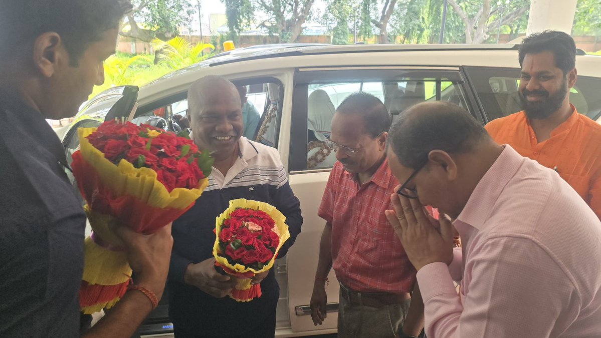 RabiNaikBJP's tweet photo. ନୂଆପଡ଼ା ଗସ୍ତ ଅବସରରେ ପହଞ୍ଚିବା ପରେ ଜିଲ୍ଲା ସଭାପତି ଶ୍ରୀ କମଲେଶ କୁମାର ଦିକ୍ଷୀତ ତଥା ଆମର ସମସ୍ତ ଦେବଦୁର୍ଲଭ କାର୍ଯ୍ୟକର୍ତ୍ତା ଭାଇ ଓ ଭଉଣୀ ଏବଂ ଜିଲ୍ଲା ପ୍ରଶାସନ ପକ୍ଷରୁ ଦିଆଯାଇଥିବା ସ୍ୱାଗତ ଏବଂ ସମ୍ବର୍ଦ୍ଧନା ପାଇଁ ମୁଁ ହୃଦୟରୁ ଧନ୍ୟବାଦ ଦେବା ସହ କୃତଜ୍ଞତା ଜ୍ଞାପନ କରୁଛି। https://t.co/f4ZxNOggaT