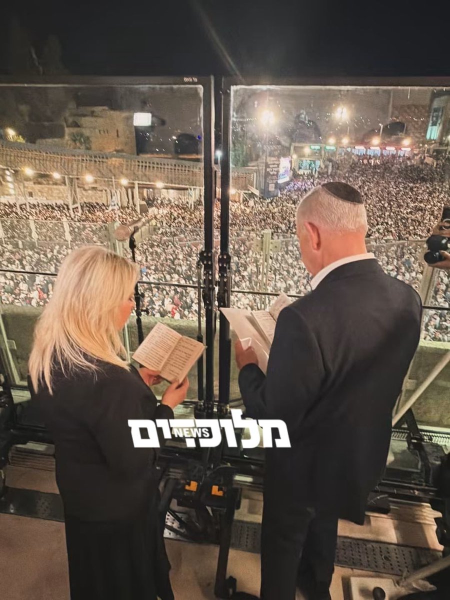 nosseihdegel1's tweet photo. תגידו, למה שרה וביבי מתפללים יחד? הם רפורמים? 

ואם הם יכולים להתפלל יחד בכותל למה לא שאר הציבור? https://t.co/1cA4C4uVxX