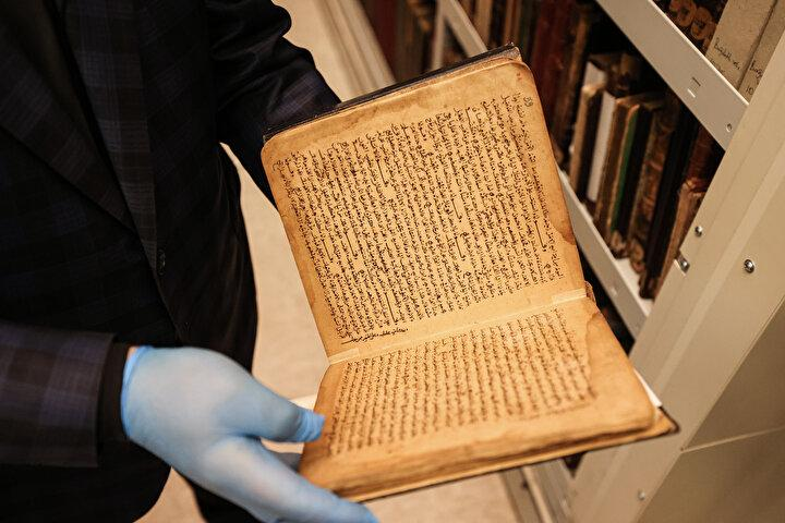 _BeytullahAkyol's tweet photo. Bir gün Muhammed Avvame hocam, derste şu notu düştü:

“Halep’te bulunduğum yıllarda, Süyuti’nin Tedribü’r-Ravi ve el-Baḥrü’llezi zehar’da İbn Hacer’den yaptığı nakilleri, Fethu’l-Bari, Huddesari veya İbn Hacer’in diğer eserlerinden aldığını zannediyordum. Ancak Medine’de Bikai’nin Nüketü’l-Vefiyye yazma eserini inceleyince, Süyuti’nin söz konusu nakillerinin tamamının Nüketü’l-Vefiyye’de de bulunduğunu gördüm.
 
Bununla birlikte Süyuti, İbn Hacer’in İbnü’s-Salah üzerine kaleme aldığı Nüketü’l-Kübra’dan da 6-7 nakil yapıyor. Bugün elimizde bulunmayan bu eserden yaptığı nakiller, İmam Süyuti’nin ilme hizmetlerinden biridir.”