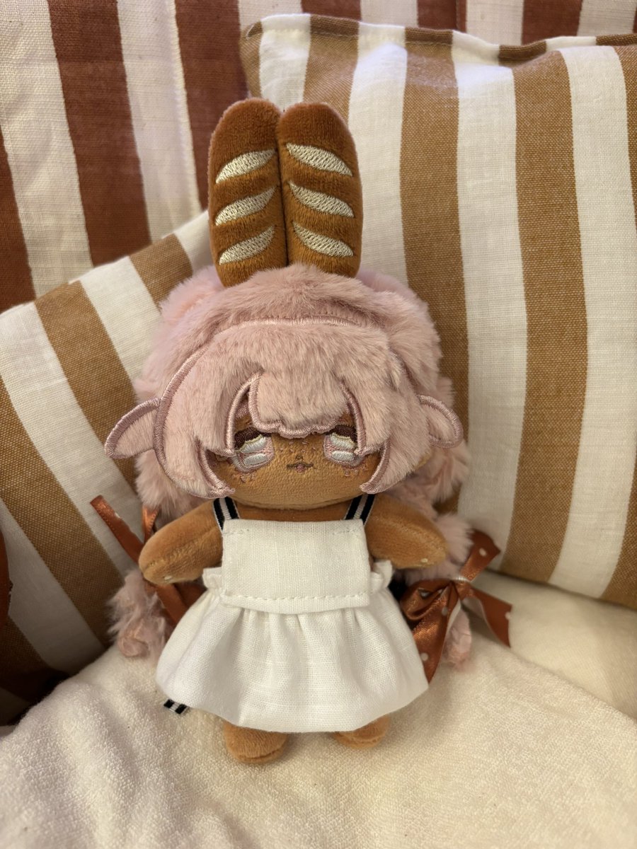 gaminui516's tweet photo. 🎁ツェルポテト完成プレゼント企画🎁

無属性ぬい10cmプレッツェルモチーフのツェルポテトが工場生産にて完成いたしました✨

とても嬉しいのでこの幸せを共有すべく、プレゼント企画を行います🥨

こちらの投稿、画像の文をよく読んでご応募ください💖

今回プレゼントさせていただくツェルは、もともと前髪で目が隠れてしまっていたものです。糸と針を使って前髪を固定しました。またお顔に差し掛かる部分の刺繍糸が解けそうだったのでこちらも糸で固定及び、ほつれ止め液で直しております。
髪型は三つ編みにしておりますが、色んな髪型を楽しんで欲しいので解いていただいて構いません。
チークを塗っております。
髪の毛は切りっぱなし仕様なので、抜け毛があります。