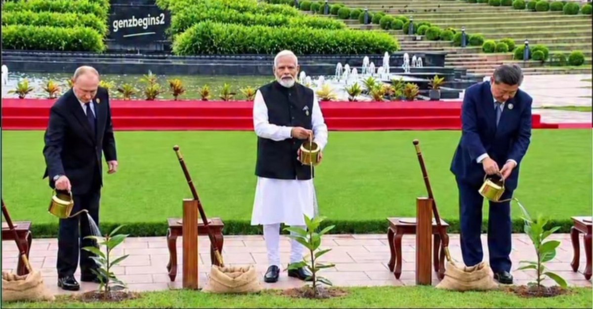 Sheetal2242's tweet photo. दुनियां के 3 सबसे शक्तिशाली देशों के नेता खुद से लगाए पौधे पर पानी डाल रहे हैं।

जिसमें से 2 नेता पानी डालते हुए पौधे को देख रहे हैं लेकिन 1 नेता कैमरे को देख रहा है।

ऐसा क्यों भला...???🤔🤔 https://t.co/U80ps4VcZn