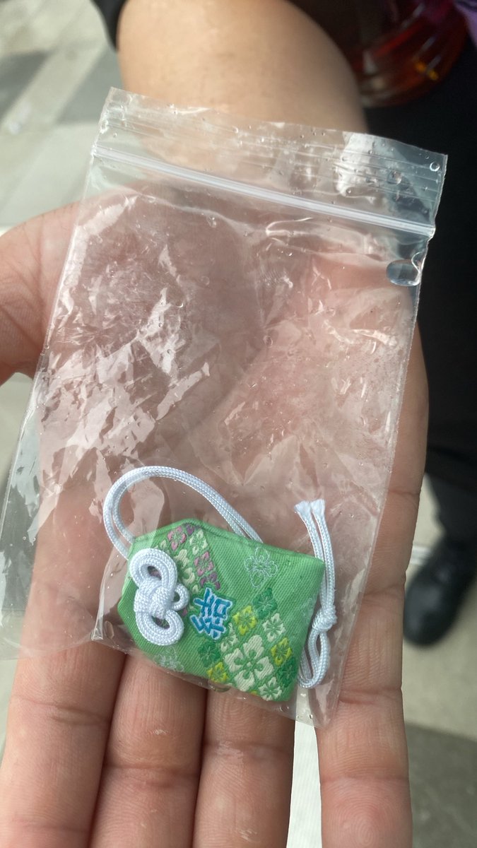 brancamama's tweet photo. #ZEPP_Haneda 
#横山裕
#rock_for_You
#東京大神宮
#緑のお守り
会場近くで拾いました。
お心あたりのある方は、会場におりますのでご連絡ください https://t.co/eLrKO4460Y