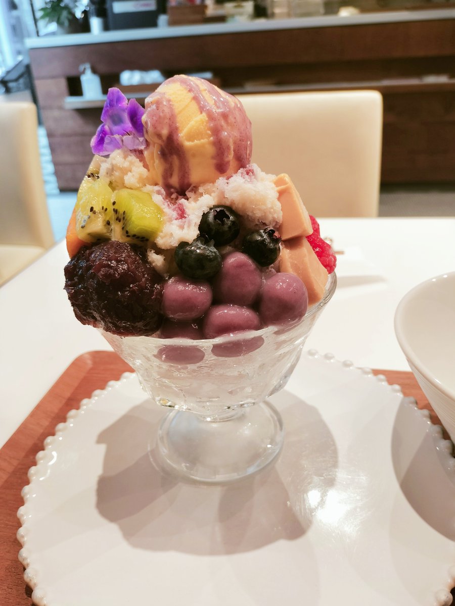 AoumiP's tweet photo. 都内の小洒落たカフェで、お高いハロハロをいただきました。
…もっと猛暑日に食べたかったかな😅 https://t.co/UL6K7Ijc8n