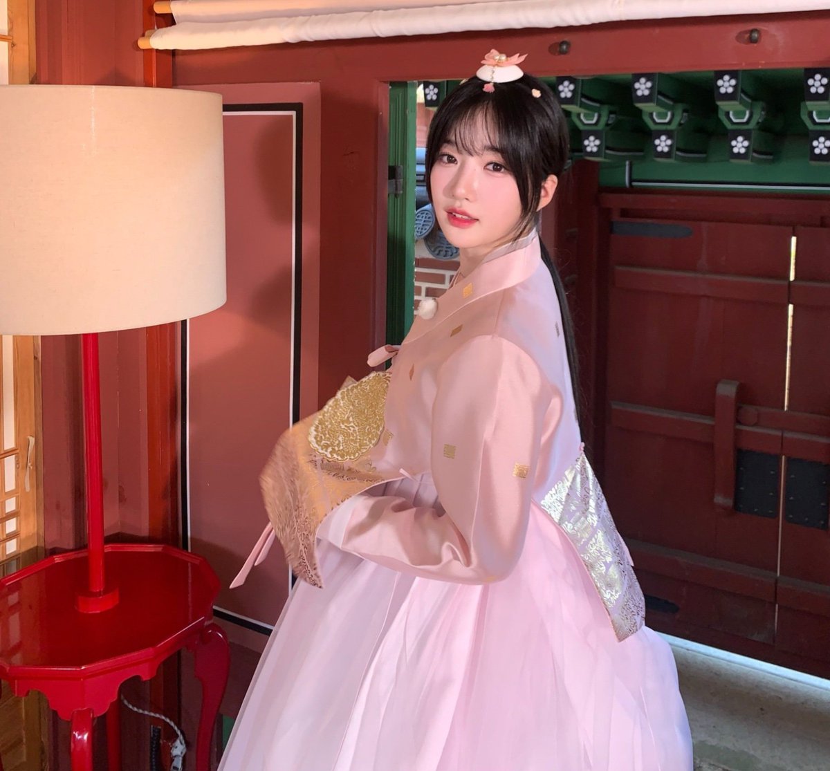YYNS_yyns2's tweet photo. 한복? 한복?! MC김유연 한복!? https://t.co/q9VNaPFtlA
