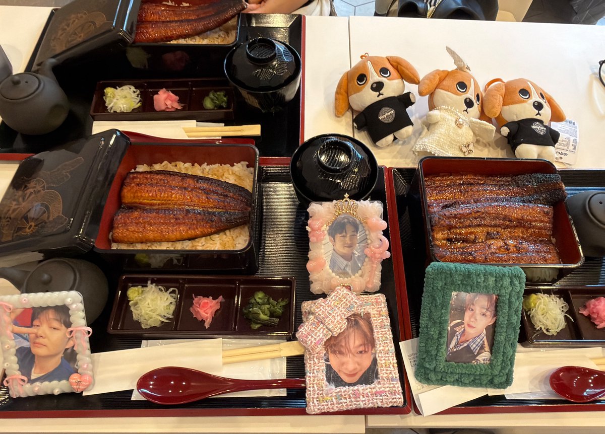 oriChangsub_'s tweet photo. 昨日は久々のソプ会♡
ソプが頼んだ1番安い鰻とPDが頼んだ1番高い鰻食べ比べたけど格段の差😳
全然違った!
やっぱり高いのは美味しかったよ😋
お店の壁に飾ってあったサインと写真は立派な額に入っていてファンとしてとっても嬉しかった♡
#비투비 #BTOB #이창섭 #LEE_CHANGSUB
#鰻成瀬 https://t.co/fpolQmgw7f