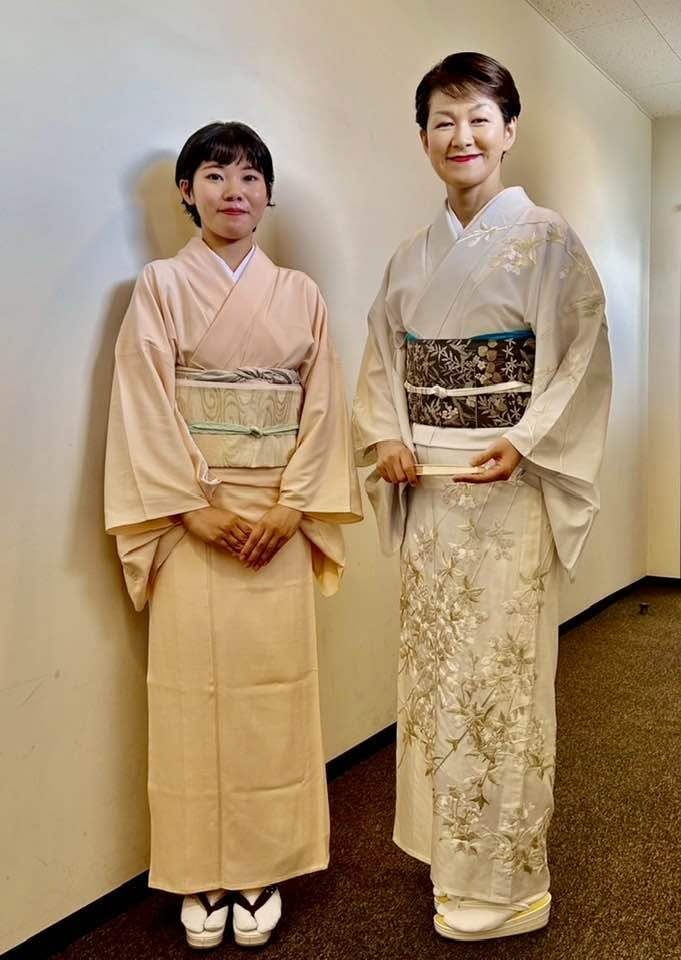 nanafuku55's tweet photo. 昨日の「奈々福なないろvol.9」＠カメリアホールにてお目見えさせていただきました、弟子の奈おとです。まずは初めの一歩。木馬亭定席に出演させていただくのはまだちょっと先になりますが、懸命に稽古しておりますので、どうか見守っていただけますよう、よろしくお願いいたします。 https://t.co/3uzhD95dey