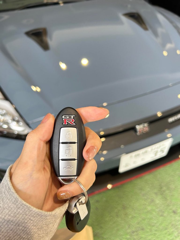 CKhaimai's tweet photo. 車好きにはたまらない一台🚗✨
今日は友達の愛車を見せてもらいました。
こういう車を見ると、ついついテンションが上がっちゃう🤭
#車好き #友達の愛車 #GTR #日産GTR #スポーツカー #JDM #車好きな人と繋がりたい #CarLife #愛車 #クルマ好き https://t.co/rWNIJuh8uy