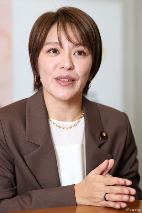 Tanakaseiji14's tweet photo. 今井絵里子は！
いらんだろって思う人！🙋‍♀️！

X民「今井絵理子氏って国会議員として何を成し遂げたの？不倫したことしか記憶にないんだが」 https://t.co/vExD7vKezV