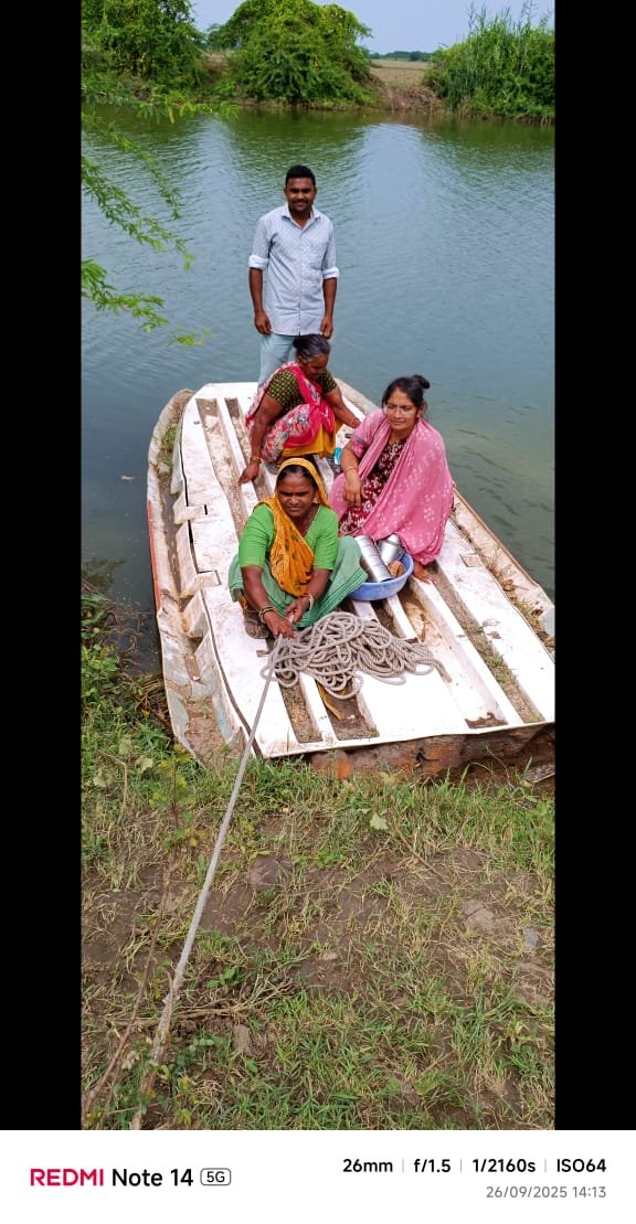 GRAMSEVAKBVNGUJ's tweet photo. ખેડૂતોના ખેતરે જઈને સ્થળ તપાસ કરવી પડે છે. વરસાદ હોય કે ગરમી, ખેડૂતોને સેવા આપવા માટે fieldમાં કામગીરી ચાલુ રહે છે. આ જવાબદારીને ધ્યાનમાં લેવી જરૂરી છે.

#GramsevakNyayLadat @Zee24Kalak @sandeshnews https://t.co/fKIHhDJnFb