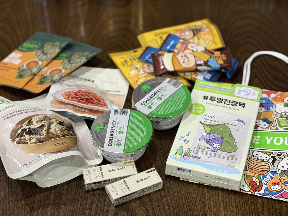 fui_t's tweet photo. 息子ちゃん、北海道旅行のお土産と韓国出張のお土産。
クロミのシートパック可愛い！シールも。有難う〜。
しかし、お子ちゃまたち旅行や出張多めで良いなぁ。 https://t.co/5AVSeE6hZu