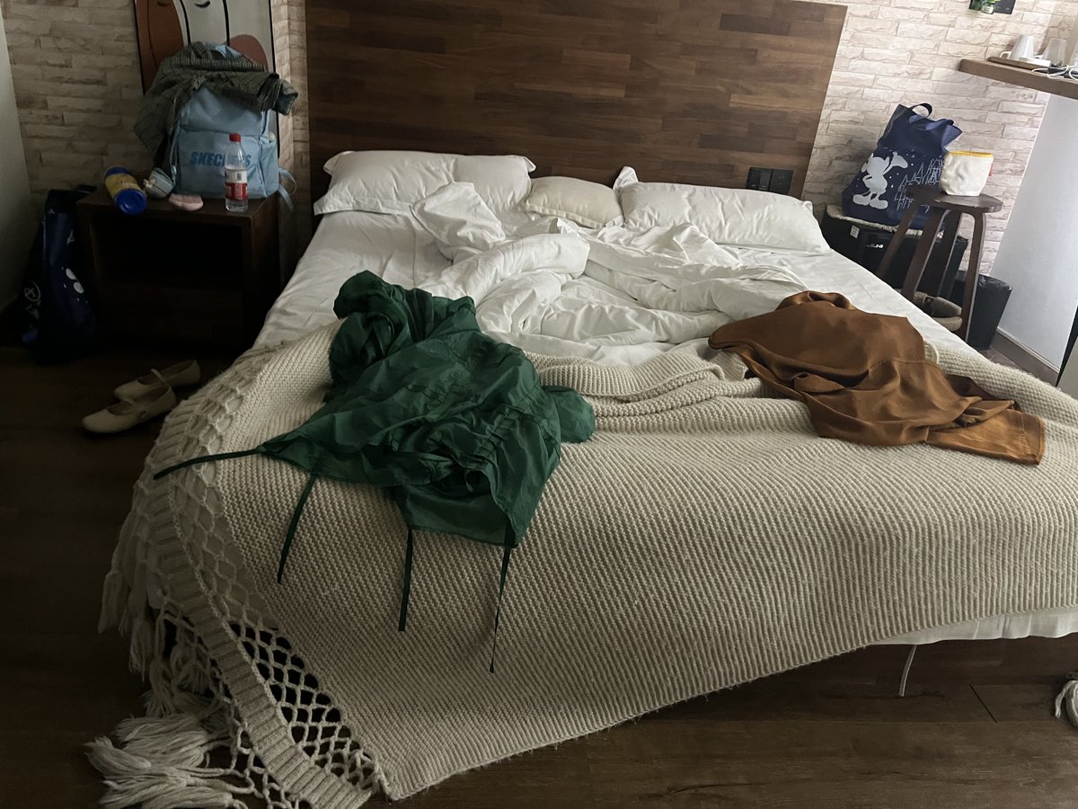 baycl624368's tweet photo. Just folded the whole laundry pile and found my favorite vintage hoodie at the bottom—tiny win of today’s chore routine https://t.co/msKtO5Bqvh