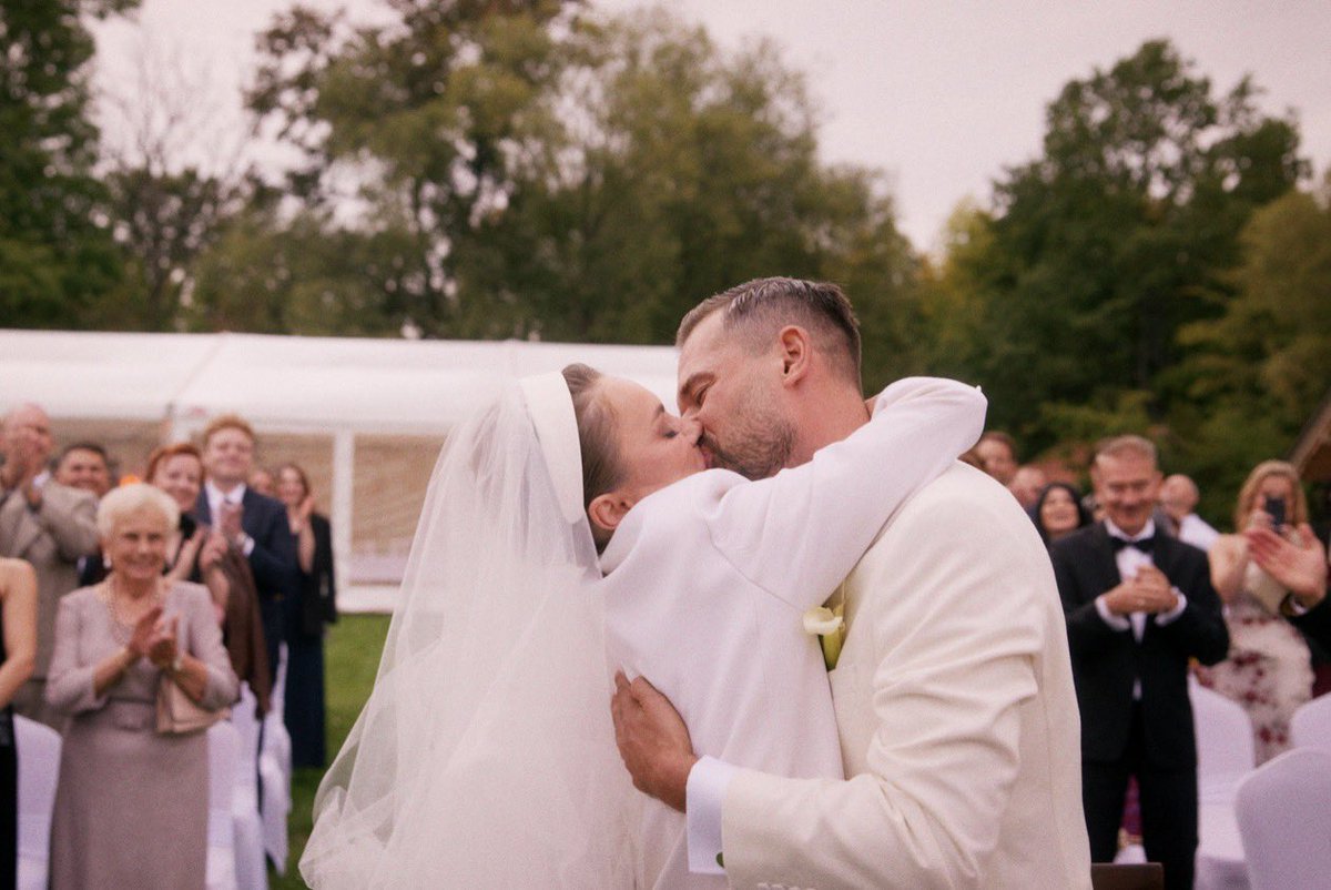 kawecki_maciej's tweet photo. Wziąłem Drodzy Państwo ślub ❤️Szanowni, poznajcie Katarzyna Bernaś- Kawecką. Moją żonę. 

Równo dwadzieścia lat temu, o piątej po południu, siedzieliśmy na ławce. Godzina jak każda inna. Tylko, że od tamtej pory żadna już nie jest jak każda inna. Nie wiem, co będę Kasiu robił jutro. Ale wiem, że z Tobą. Dziękuję za to, że stałaś się moim światem.