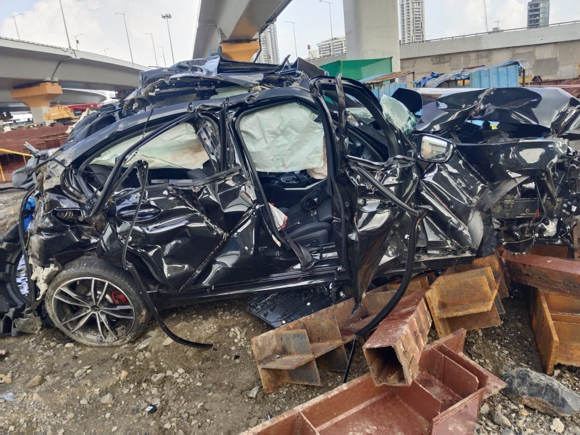 RealReport24X7's tweet photo. 3 KILLED, 1 INJURED IN WORLI BMW CRASH

Aftermath visuals show the scene following a fatal accident near Lotus Jetty on Mumbai’s Coastal Road. A speeding BMW reportedly crashed, leaving three people dead and one injured. https://t.co/v1fmRjAvQc