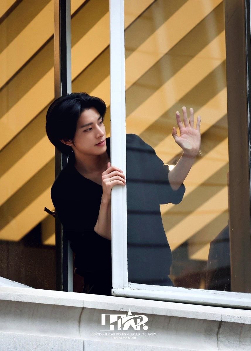 juhighway1009's tweet photo. 인어공주가 왜 왕자한테 반했는지 알 거 같음 https://t.co/biD8p63omX