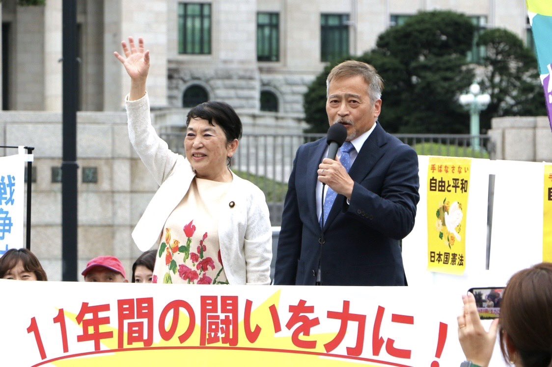 mizuhofukushima's tweet photo. 9月19日国会前行動に参加をしました。
たくさんの市民の熱気に励まされました。
いっしょにがんばります！ https://t.co/7Qyd4LoCXs