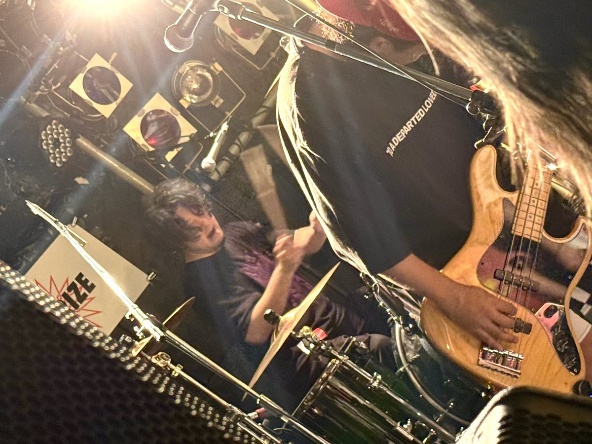 Lorika0314's tweet photo. 母の誘いで初めてのライブハウスに行った!
Wait For Sunlightの演奏も歌もとってもかっこよかった〜!
また家族みんなで行きます✌️
#両国サンライズ #WaitForSunlight https://t.co/Kk4PLC9lFn