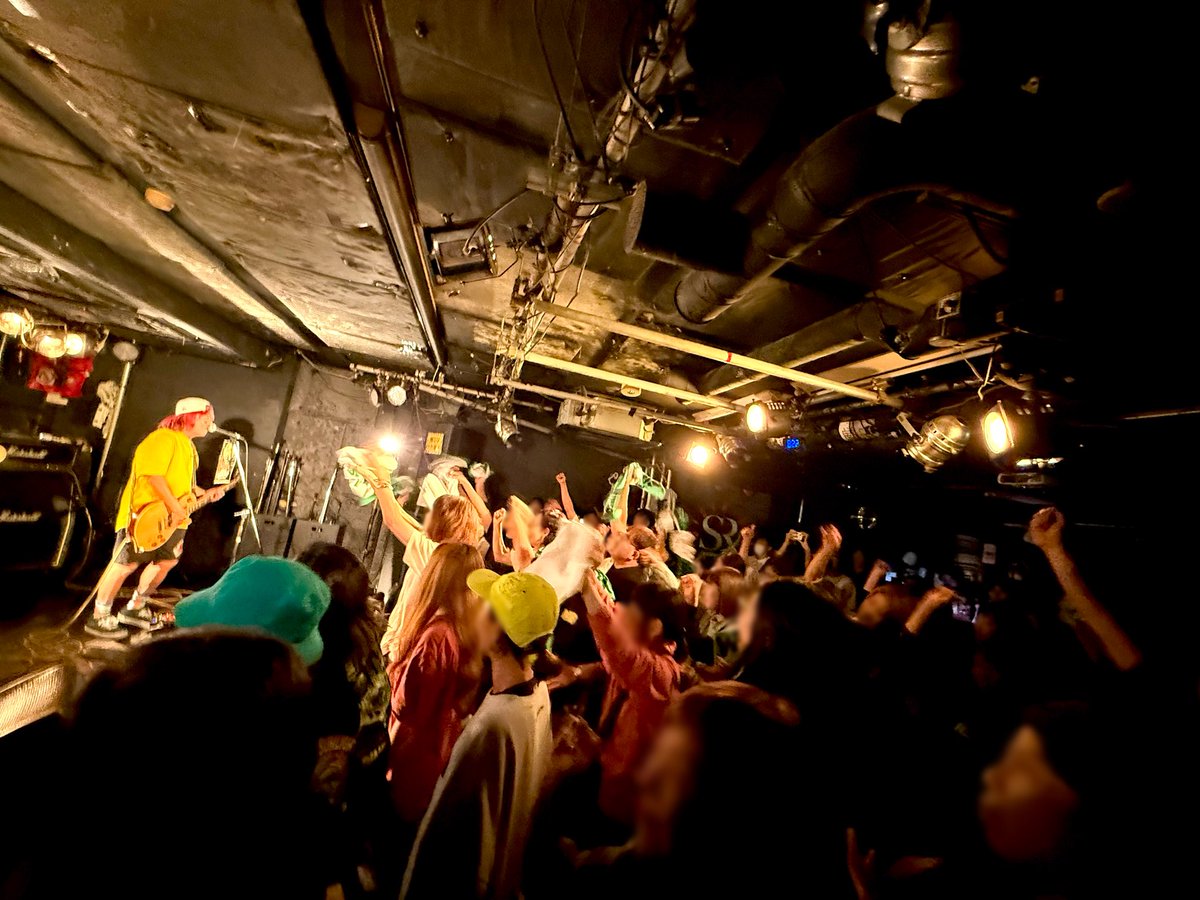 Lorika0314's tweet photo. 母の誘いで初めてのライブハウスに行った!
Wait For Sunlightの演奏も歌もとってもかっこよかった〜!
また家族みんなで行きます✌️
#両国サンライズ #WaitForSunlight https://t.co/Kk4PLC9lFn