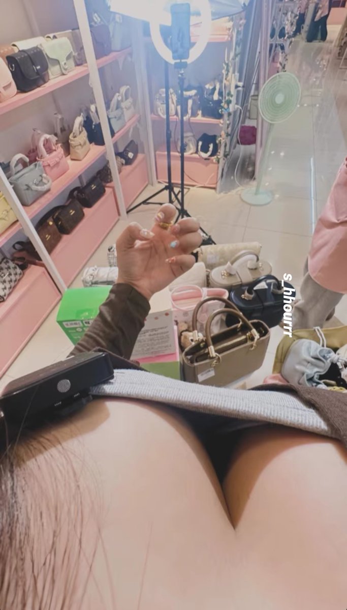 s_hhourrr's tweet photo. new nail art🥰 https://t.co/Hs1vESz5uJ