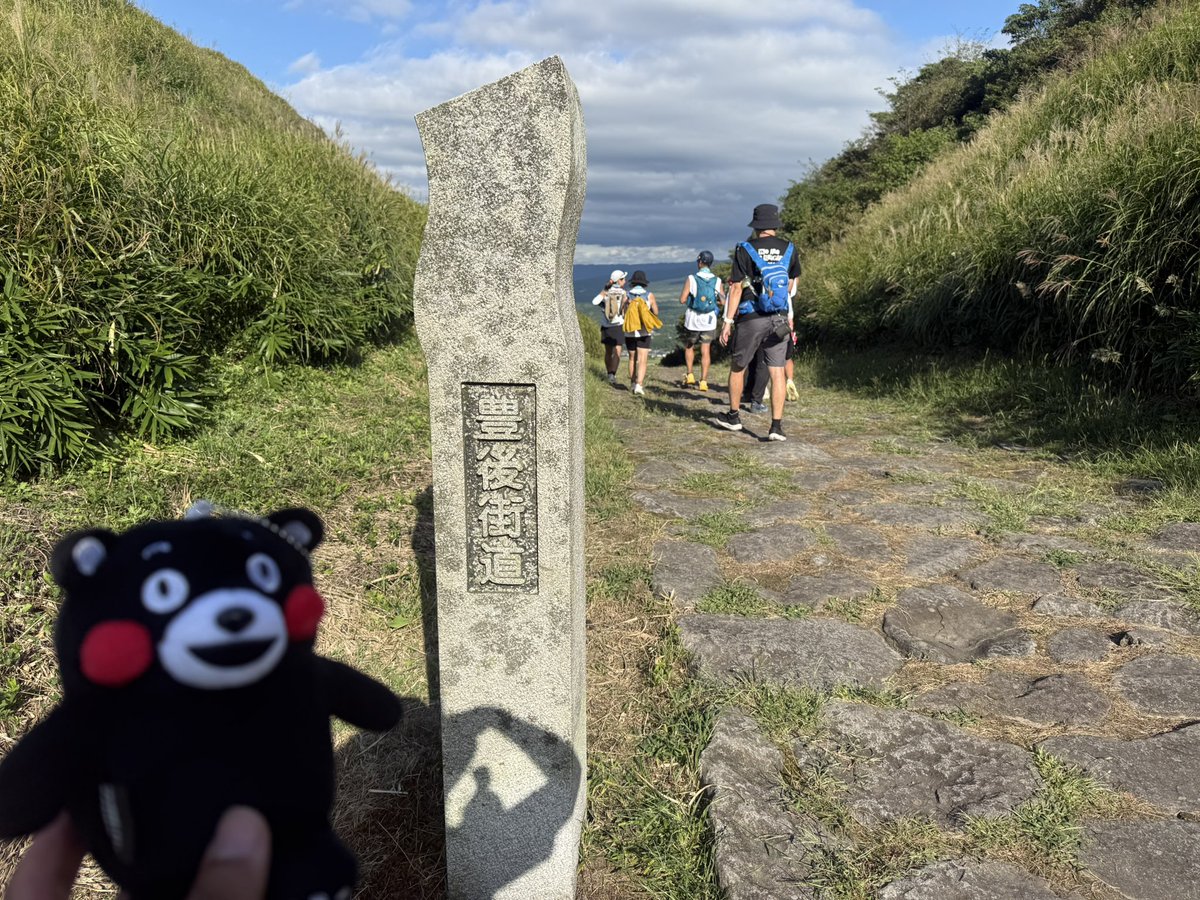 guchi819's tweet photo. 34km地点着
死ぬほどしんどい登り坂を上がった先で見れるめっちゃ阿蘇って感じの絶景
を、見ながら加藤清正が整備した豊後街道の石畳歩く
歴史と自然をいっぺんに感じれる道だ
#阿蘇山一周と豊後街道ウルトラウォーキング https://t.co/Y09ThuHPtT