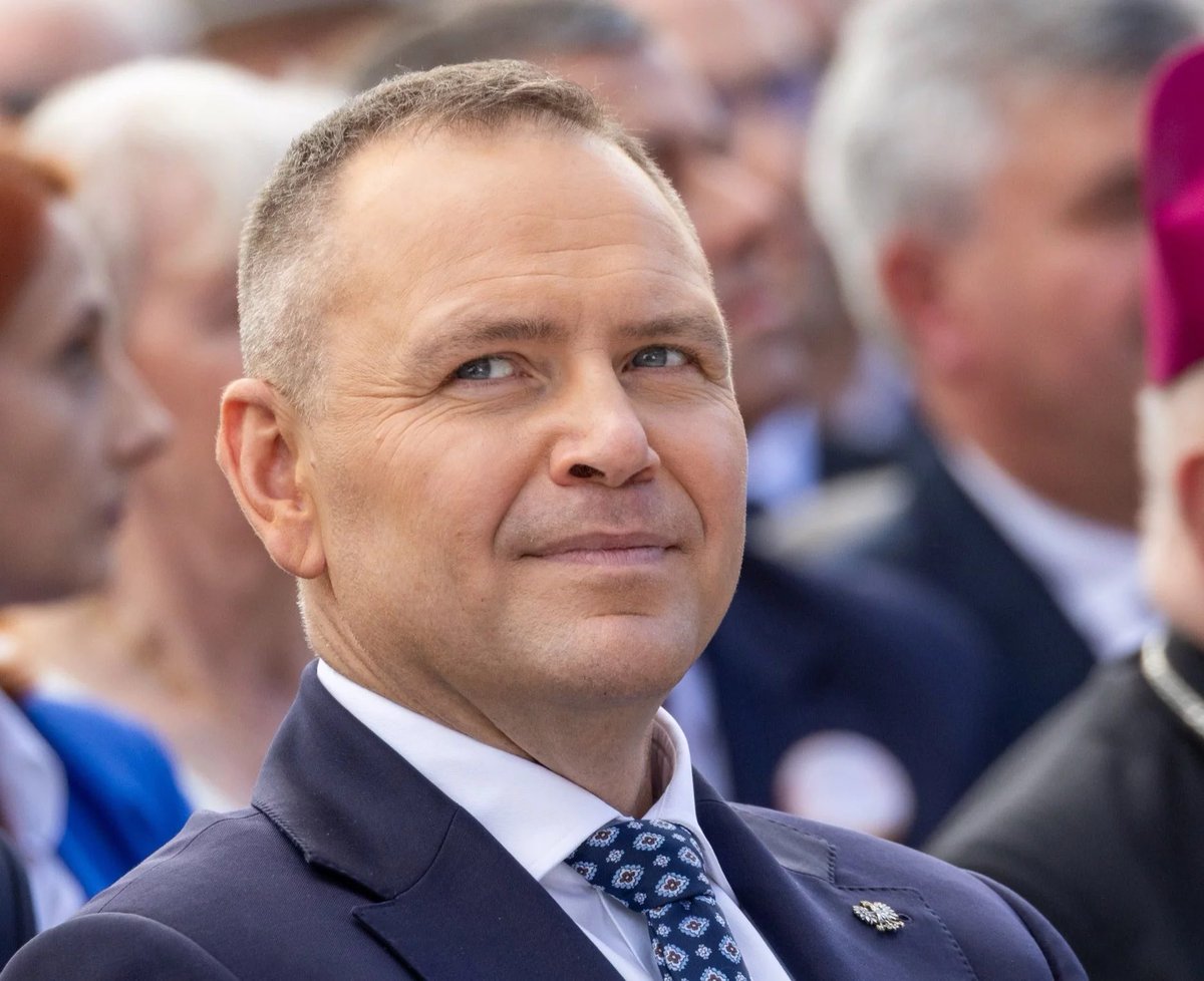 antyKremlak's tweet photo. Za kasę można się spotkać z Prezydentem Polski XD

Fundacja Centrum Strategii Rozwojowych organizuje eventy z Nawrockim jako główną atrakcją. Potem sprzedaje pakiety:

•  25 tys. dolarów — pakiet Silver
•  50 tys. dolarów — pakiet Gold, spotkanie w małym gronie
•  100 tys. dolarów — pakiet Platinum, rozmowa sam na sam z prezydentem

Rozumiecie? Wpłacasz pieniądze i dostajesz dostęp do Nawrockiego jak do jakiegoś gościa na telefon. 

Przecież to są jaja jakiego ten kraj nie widział, co za wstyd.