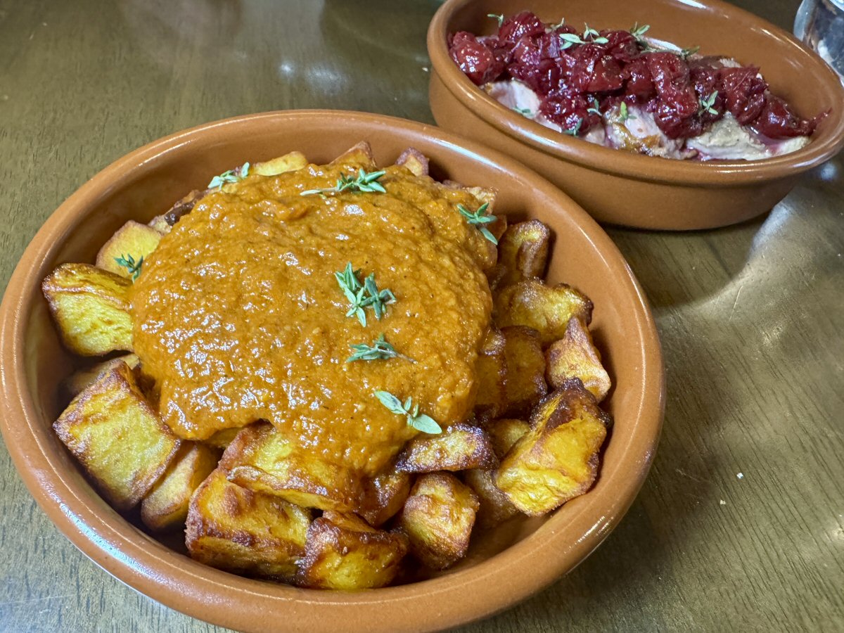 StickyBeakBlog's tweet photo. Invited: We visited Ripley’s new Candlemaker for tapas, including duck, pork belly, goat’s cheese, Patatas Bravas and Basque short rib.

https://t.co/myMtFySzFk

Food and drinks were complimentary. We were not paid and retained editorial control.

#Derbyshire #Ripley https://t.co/32KVtIBINL