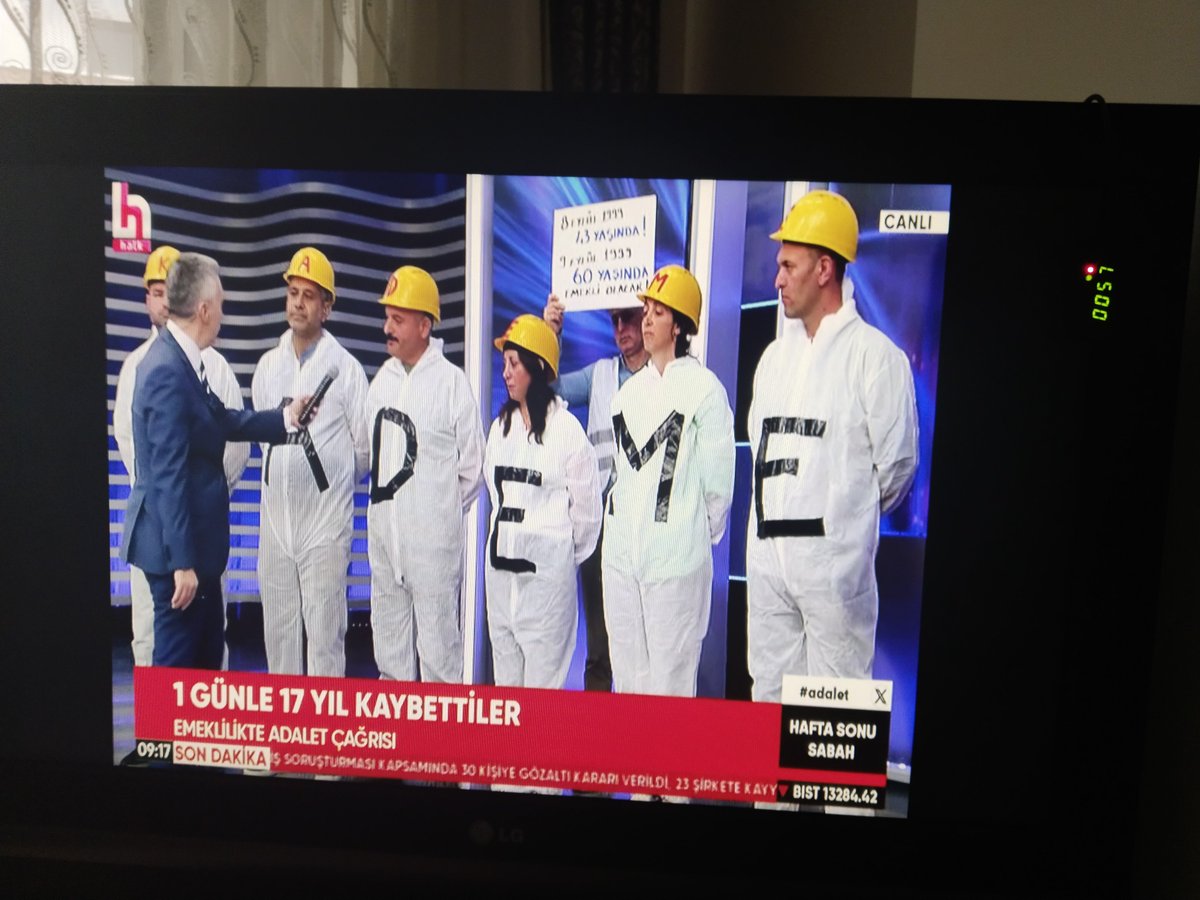 Ulkesevdalisi34's tweet photo. Hepsi ayrı hanelerden, hepsi farklı tv lerden, 
#Türkiye Halk Tv  @halktvcomtr ekranlarında  Gökhan Kayış'ın @gkayis sunduğu #HaftaSonuSabah programında,yaşadığı Adaletsizlik karşısında susmayan,yılmayan #Adalet arayan, #Emadder çatısı altında büyüyen 08/09/1999 sonrası #SGK girişli mağdurları izledi, mağdurları dinledi, 
O ekranda film izlemedik, senaryo yazılmadı. 
O ekranda gerçekler vardı, acılar, çileler ve hepimizin paylaştığı duygular vardı. 
Ben kendimi izledim. 
Bu durumda olan herkesin kendisini izlediğine eminim. 

İZLEMEYİ BIRAK, 
MÜCADELEYE KATIL‼️
#EmeklilikteAdaletDerneği
#KademeliEmeklilik 
@mihribanugurluu
@EmadDernegi
#Halkkademeistiyor