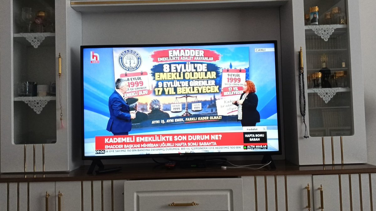 Ulkesevdalisi34's tweet photo. Hepsi ayrı hanelerden, hepsi farklı tv lerden, 
#Türkiye Halk Tv  @halktvcomtr ekranlarında  Gökhan Kayış'ın @gkayis sunduğu #HaftaSonuSabah programında,yaşadığı Adaletsizlik karşısında susmayan,yılmayan #Adalet arayan, #Emadder çatısı altında büyüyen 08/09/1999 sonrası #SGK girişli mağdurları izledi, mağdurları dinledi, 
O ekranda film izlemedik, senaryo yazılmadı. 
O ekranda gerçekler vardı, acılar, çileler ve hepimizin paylaştığı duygular vardı. 
Ben kendimi izledim. 
Bu durumda olan herkesin kendisini izlediğine eminim. 

İZLEMEYİ BIRAK, 
MÜCADELEYE KATIL‼️
#EmeklilikteAdaletDerneği
#KademeliEmeklilik 
@mihribanugurluu
@EmadDernegi
#Halkkademeistiyor
