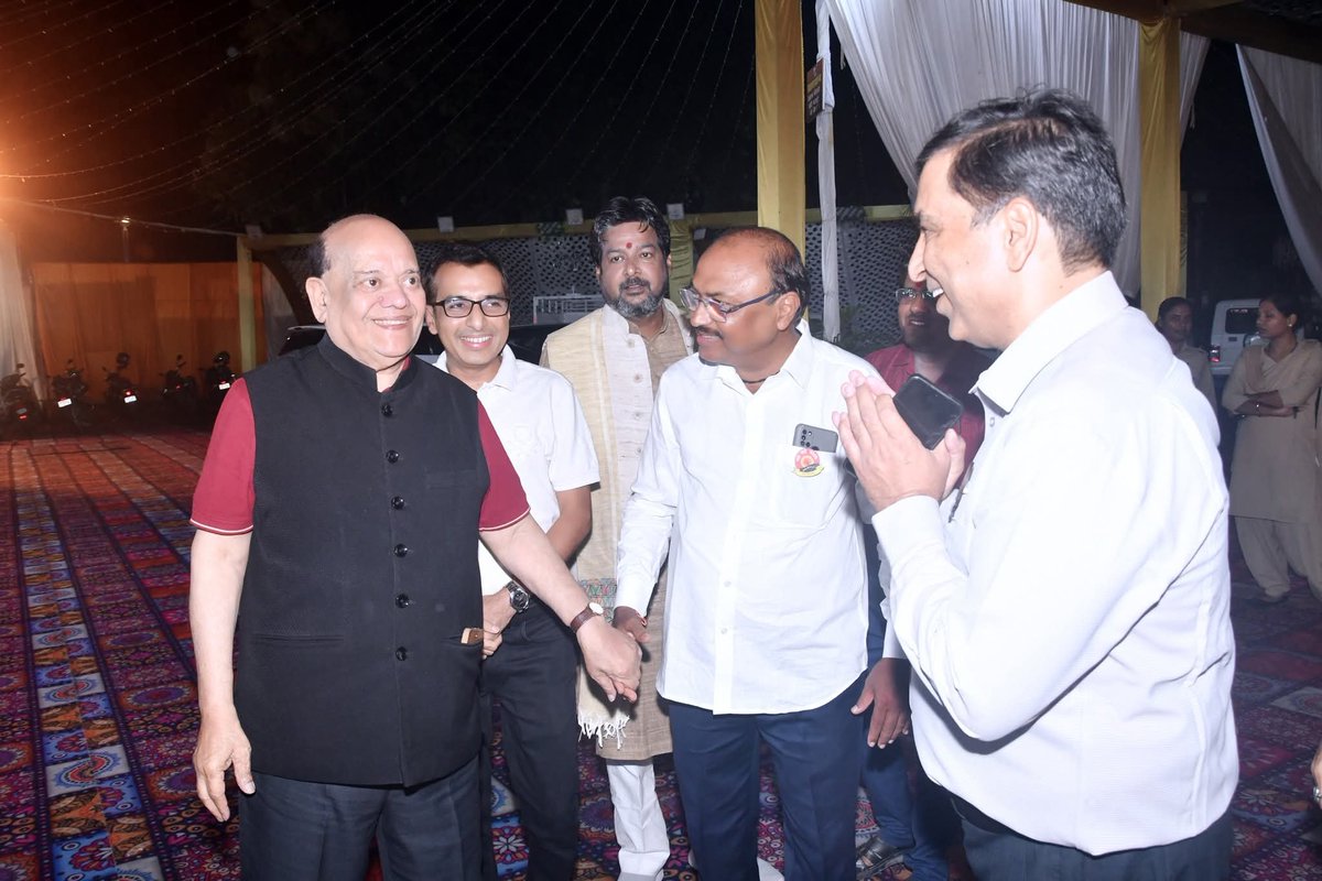 PawanChowdhri's tweet photo. एक नई आशा द्वारा आयोजित "ठहाकों की महफ़िल" चतुर्थ हास्य कवि सम्मेलन में अन्तरराष्ट्रीय हास्य कवि पद्मश्री श्री सुरेन्द्र शर्मा जी का स्वागत करते हुए।
आपकी उपस्थिति से महफ़िल में ठहाकों की गूंज दोगुनी हो गई। 🙏

#HasyaKaviSammelan #Gorakhpur 
@eknayiashagkp 
@KaviSurender https://t.co/MU4z8pJpVy
