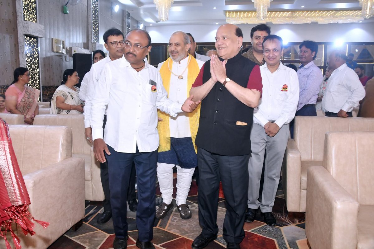 PawanChowdhri's tweet photo. एक नई आशा द्वारा आयोजित "ठहाकों की महफ़िल" चतुर्थ हास्य कवि सम्मेलन में अन्तरराष्ट्रीय हास्य कवि पद्मश्री श्री सुरेन्द्र शर्मा जी का स्वागत करते हुए।
आपकी उपस्थिति से महफ़िल में ठहाकों की गूंज दोगुनी हो गई। 🙏

#HasyaKaviSammelan #Gorakhpur 
@eknayiashagkp 
@KaviSurender https://t.co/MU4z8pJpVy