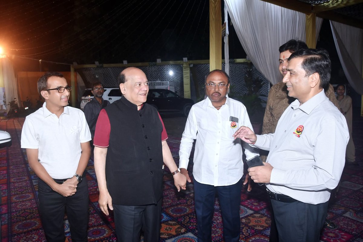 PawanChowdhri's tweet photo. एक नई आशा द्वारा आयोजित "ठहाकों की महफ़िल" चतुर्थ हास्य कवि सम्मेलन में अन्तरराष्ट्रीय हास्य कवि पद्मश्री श्री सुरेन्द्र शर्मा जी का स्वागत करते हुए।
आपकी उपस्थिति से महफ़िल में ठहाकों की गूंज दोगुनी हो गई। 🙏

#HasyaKaviSammelan #Gorakhpur 
@eknayiashagkp 
@KaviSurender https://t.co/MU4z8pJpVy