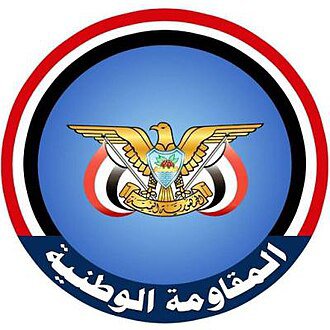 hedeel36's tweet photo. 🔴مدير الإعلام العسكري: المقاومة الوطنية تعيد ترتيب صفوفها وجاهزة للمعركة الفاصلة

🟥أكد مدير الإعلام العسكري للمقاومة الوطنية عبدالناصر المملوح @almamlouh 
أن المقاومة الوطنية مع مختلف تشكيلات الجيش أعادت ترتيب صفوفها وستكون جاهزة للمعركة الفاصلة ضد مليشيا الحوثي الإرهابية، مشيراً إلى أن خسارة الساحل الغربي لن تكون نهاية المعركة بل بداية لمعركة أشد مهما كانت التحديات.

وقال المملوح في تصريحات لصحيفة "عكاظ" السعودية نُشرت اليوم، إن المقاومة الوطنية والقوات المسلحة اليمنية لم تخسر المعركة بعد، موضحاً أن ما حدث في الساحل الغربي ليس حرباً عادية، بل حرب أقرها وأدارها الحرس الثوري الإيراني وحشد لها معظم أدواته في اليمن ولبنان ودول أخرى.

وبيّن أن خبراء إيرانيين ومن حزب الله شاركوا بشكل مباشر في إدارة النيران، وتحديداً في منظومة الصواريخ الباليستية والطيران المسيّر.

وأشار المملوح إلى أن النظام الإيراني الذي حشد كافة أدواته كان هدفه السيطرة على مضيق باب المندب إلى جانب مضيق هرمز، بما يمنحه سلاحاً استراتيجياً جديداً في صراعه مع الولايات المتحدة الأمريكية، فيما وجدت قيادة مليشيا الحوثي الفرصة في استثمار الرغبة الإيرانية لتحقيق هدفها المحلي المتمثل في إضعاف الخطر الوجودي الذي تشكله لها المقاومة الوطنية وقائدها الفريق أول ركن طارق صالح في الساحل الغربي.

وأشار إلى أن المعركة استمرت قرابة شهر واجهت خلالها المقاومة الوطنية حشود أدوات طهران وكثافة النيران الباليستية والطيران المسيّر، ومع ذلك كبدت الحوثي خسائر كبيرة بشرية ومادية لم يكن يتوقعها.

وأضاف: "هناك عدد من زملائنا وقياداتنا أرتقوا في المواجهات شهداء وأُصيب المئات  ولا نزال حتى اليوم تقدم التضحيات".

وأوضح أن المقاومة الوطنية جزء من الجيش اليمني وسلاح جمهوري في المعركة الوطنية التي يخوضها الشعب اليمني ضد المشروع الإيراني وأدواته المتمثلة بالمليشيا الحوثية الإرهابية، ولن تتراجع عن أهدافها الوطنية.

وختم تصريحاته بالقول: لا خوف على المقاومة الوطنية التي اعتمدت في بنائها على الأسس السليمة في بناء الجيوش النظامية، فهي متماسكة وملتفة حول قيادتها ومؤمنة بعدالة القضية الوطنية التي يخوضها الشعب اليمني لهزيمة أدوات إيران، واستعادة الدولة وعاصمتها صنعاء، ودفن خرافة الولاية وبتر الذراع الإيراني، وإعادة اليمن إلى حاضنته العربية بدعم من الأشقاء في التحالف العربي بقيادة المملكة العربية السعودية.
