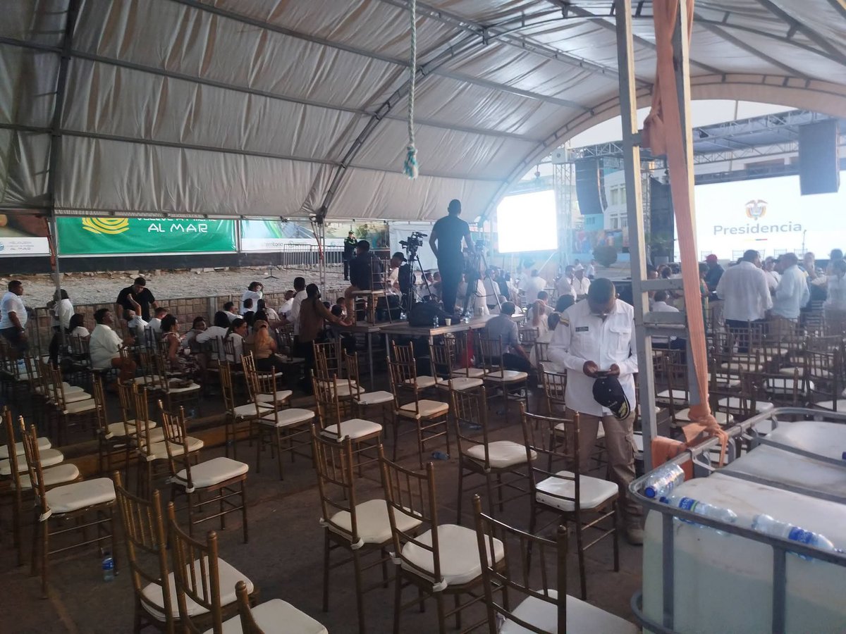 leomendozagp0's tweet photo. El abogado de la mafia paramilitar Abelardo dejó plantado a su séquito de borregos en Riohacha no llego por que no había casi nadie para que aplaudiera un piedra que iba a poner en una obra que no dio ni un peso entonces salió con el cuento que por seguridad y los medios 🤫🤫🤫🤫 https://t.co/1M2KLiogqe