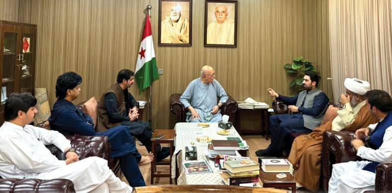 Ehsan038's tweet photo. اٹھائیس ویگنیں ہیں ،سترہ شہ زور گاڑیاں ہیں، تین کوسٹرز ہیں، ایک بڑی بس شیخ وقاص صاحب نے دی ہے، اور ایک کنٹینر تیار ہے،
ساؤنڈ سسٹم والے سے بات ہو چکی ہے روٹ بھی بنا لیا ہے،
ہم نے اپنی ورکنگ مکمل کر لی ہے سہیل آفریدی،
نہیں ابھی رہتی ہے ورکنگ، محمود اچکزئی
کیا رہتا ہے؟ سہیل آفریدی
وہ ��ندہ جس نے اتنی سی گاڑیوں میں بیس لاکھ بندہ مٹانا ہے،محمود اچکزئی