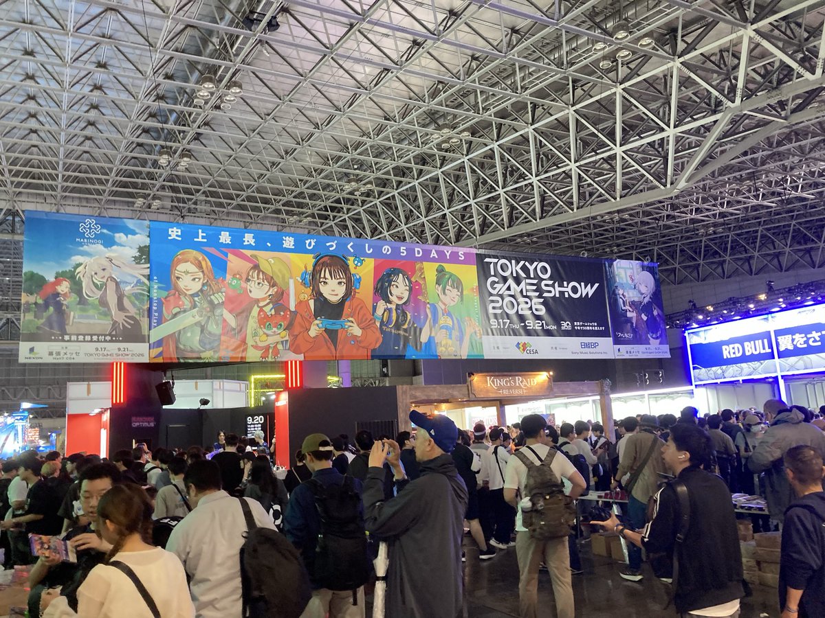 idekiller7's tweet photo. TGS行ってきましたー！
生憎の悪天候で待機時間がキツかった…w

今回は物販目当てで回ってたけど、もの凄い混みようとずぶ濡れ具合でやむおえず退散…w

直近数年のTGS雨日が多くてつらたん😭
画像は入り口付近のモニュメントと、ZETAブース！
盛り上がってたなぁ！ https://t.co/HQLKGLphZj
