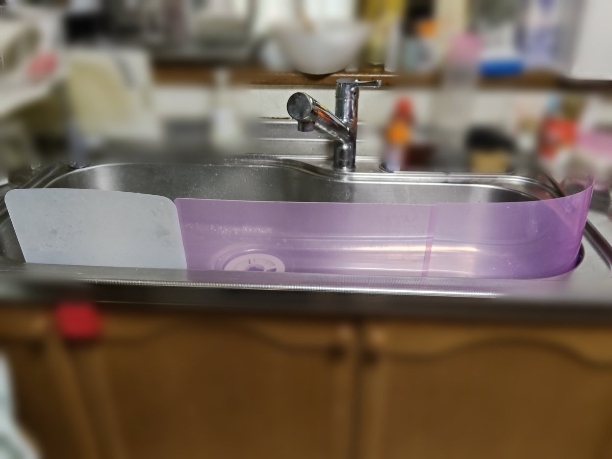 4_shida's tweet photo. 前にダイソーで買ったシンクの水はねガードが良かったからまた買って拡張したいと思ったんだけど、もう置いてなかったから仕方なく自作したわよ…(予想以上に広範囲にできた) https://t.co/wb70yekDug