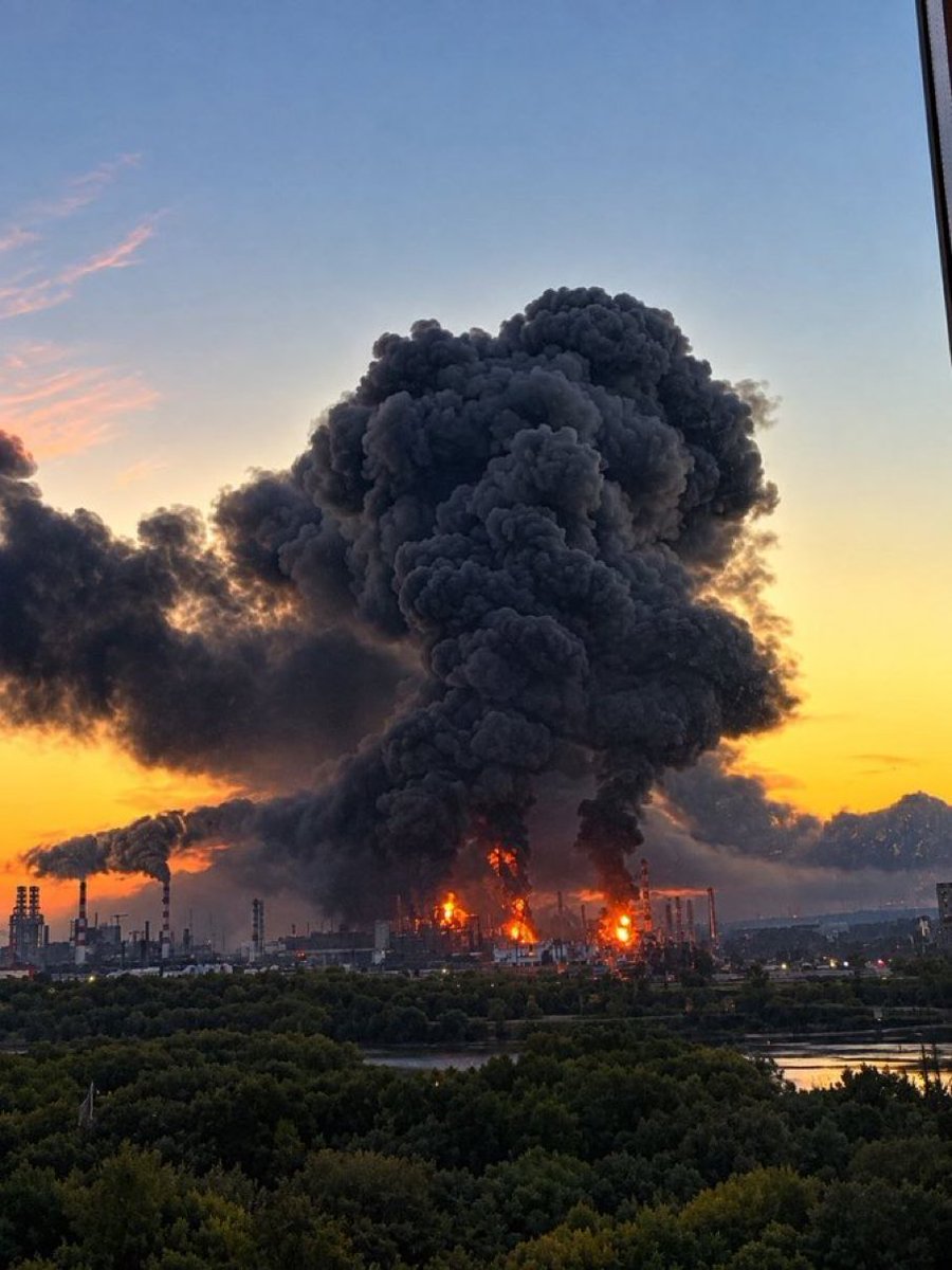 putino's tweet photo. Mosca, l’Ucraina non si arrende e risponde agli attacchi russi. Dipinto (petr)olio su tela. 20 settembre 2026. https://t.co/C7bMlKb1B6