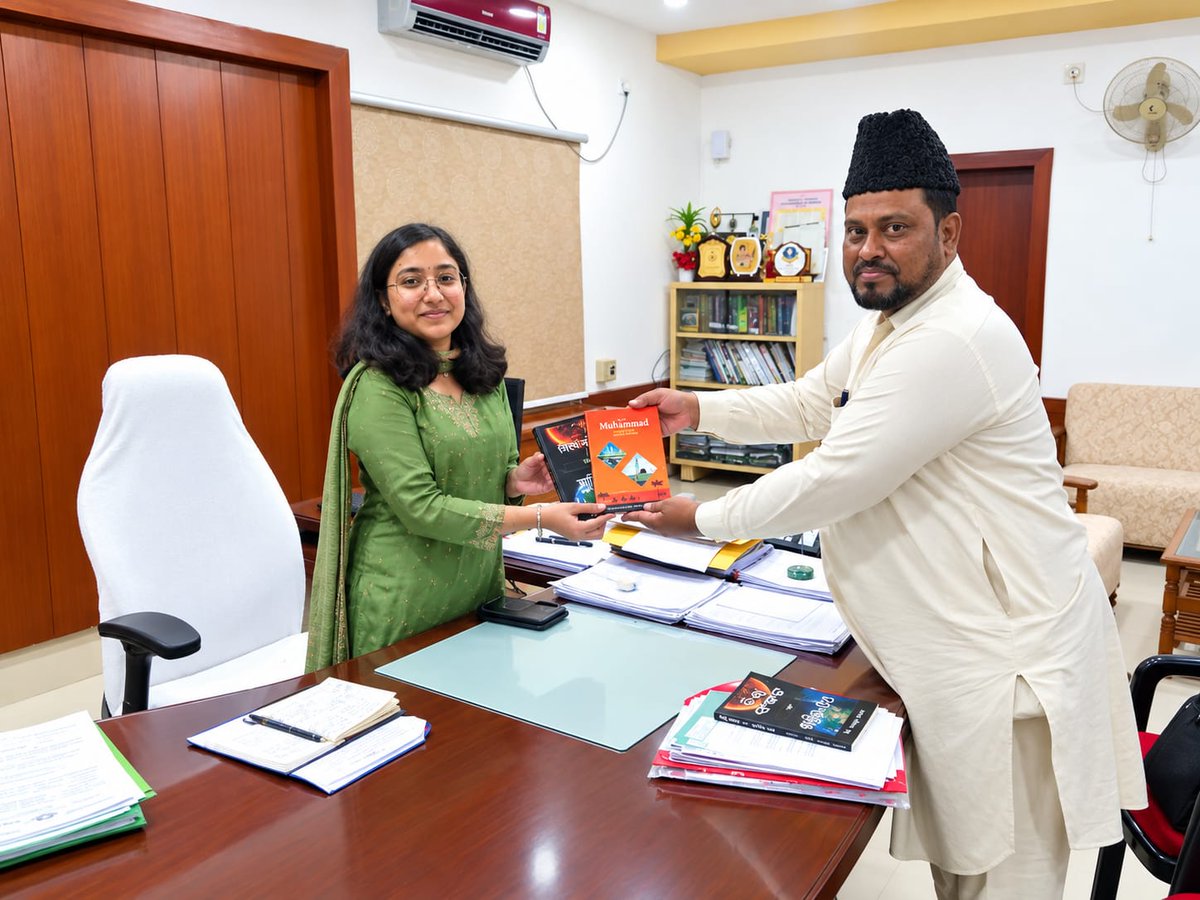 islaminind's tweet photo. #Ahmadiyya Muslim representative from #Cuttack, #Odisha met with Ms Kirandeep Kaur Sahota IAS, Commissioner of Cuttack Municipal Corporation and presented her with the books 'World Crisis and the Pathway to Peace' & 'Life of Muhammad'. 

#AhmadiyyaMuslimCommunity #PeaceInitiatives #PeaceAndUnity #InterfaithDialogue #SocialHarmony #PathwayToPeace #StopWar