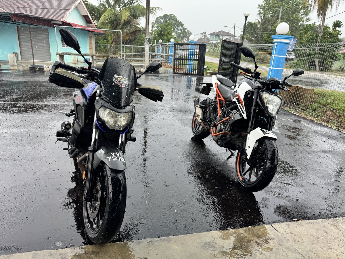 zwart392's tweet photo. Ride first dgn kekasih hati is the best. Kekasih pun seronok. Pengalaman first ride dengan dia dah hujan lebat. Mwahahaha. Hadap la awoknya kehidupan saya as rider. https://t.co/TVEP7vAj4H