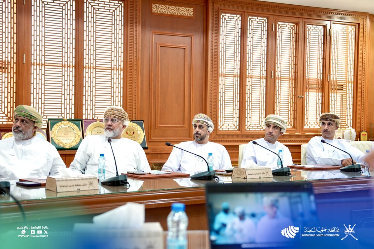BsGovernate's tweet photo. عقد سعادة المهندس مسعود بن سعيد الهاشمي، #محافظ_جنوب_الباطنة، اجتماعًا مع المؤسسة التنموية للمسؤولية الاجتماعية لقطاع الطاقة «رِكان»، وذلك للتعريف بالمؤسسة وبحث سبل تعزيز التعاون في مجال المسؤولية المجتمعية ودعم المشاريع والمبادرات التنموية بالمحافظة.

جاء ذلك بحضور أصحاب السعادة الولاة ونواب الولاة بولايات محافظة جنوب الباطنة، وعدد من المعنيين من الجانبين.

وتناول الاجتماع عددًا من الموضوعات المتعلقة بتعزيز الشراكة والتعاون في مجال المسؤولية المجتمعية، وبحث أوجه دعم المشاريع والمبادرات التي تسهم في خدمة المجتمع وتعزيز الجوانب التنموية بمختلف ولايات المحافظة، بما يتواءم مع احتياجات المجتمع وأولوياته التنموية.

His Excellency Eng. Masoud bin Said Al Hashmi, #South_Al_Batinah_Governor, held a meeting with Rikan Development Foundation for Social Responsibility in the Energy Sector to introduce the foundation and explore ways to strengthen cooperation in the field of social responsibility and support development projects and initiatives across the Governorate.

The meeting was attended by Their Excellencies the Walis and Deputy Walis of the wilayats of South Al Batinah Governorate, along with a number of officials and specialists from both sides.

The meeting discussed a number of topics related to strengthening partnership and cooperation in the field of social responsibility, as well as exploring opportunities to support projects and initiatives that contribute to serving the community and advancing development across the Governorate’s wilayats, in line with community needs and development priorities.
