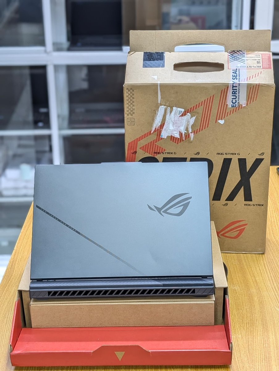 OffixpressCm's tweet photo. 🚀 ASUS ROG STRIX SCAR G16 HX 2025 — La bête ultime du gaming ! 🔥
💻 Ryzen 9 8940HX | 32GB DDR5 | 1TB NVMe SSD
🎮 RTX 5070 Ti 12GB GDDR7 | Écran 16" QHD+ 240Hz
⚡ Jusqu’à 205W de puissance CPU/GPU
🌈 RGB 24 zones | Thunderbolt 5 | HDMI 2.1
Une machine premium conçue pour le gaming haute performance, l’IA, la création 3D et les professionnels exigeants. 💪🔥
📦 Neuf ✅
🛡️ Garantie 12 mois
📍Disponible à Douala 🇨🇲
#ASUSROG #ROGStrixScar #ROGScarG16 #GamingLaptop #RTX5070Ti #Ryzen9 #NVIDIA #PCGaming #LaptopGaming #TechDouala #Douala #Cameroun #GamingCameroun #HighPerformanceLaptop #AI
Prix: 1.400.000 FCFA