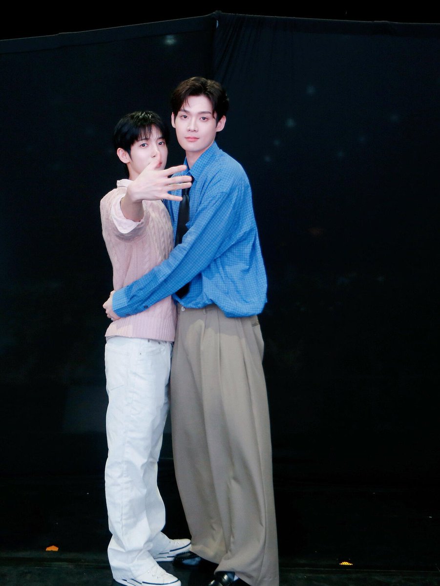 happiii_ii's tweet photo. 26.08.29 베네핏 댕슈 Hug 사진🐶🐰 

허그할 때 피지컬 차이가 잘보여서 더 맛도리랄까🤤 
우리댕슈는 덩합고 훌륭하네요👏🫶🫶 https://t.co/QNfTit4Oyq