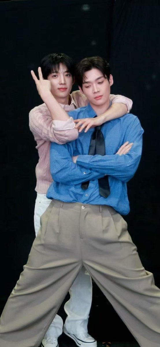 happiii_ii's tweet photo. 26.08.29 베네핏 댕슈 Hug 사진🐶🐰 

허그할 때 피지컬 차이가 잘보여서 더 맛도리랄까🤤 
우리댕슈는 덩합고 훌륭하네요👏🫶🫶 https://t.co/QNfTit4Oyq