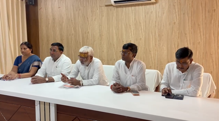 bstvlive's tweet photo. मिर्जापुर

➡️जल शक्ति मंत्री स्वतंत्रदेव सिंह पहुंचे मिर्जापुर
➡️माँ विंध्यवाशिनी की सिंह ने की पूजा-अर्चना
➡️अष्टभुजा गेस्ट हाउस पर स्वतंत्रदेव की बैठक 
➡️जनप्रतिनिधियों,अधिकारियों संग हो रही बैठक 
➡️जल जीवन मिशन को लेकर महत्वपूर्ण बैठक

#Mirzapur #SwatantraDevSingh @swatantrabjp